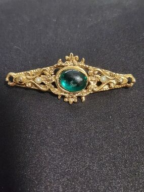 Gold-Tone Brooch with Emerald Green Cabochon and Pearls